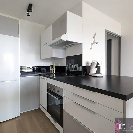 Renove Au Pied De La Avec Balcon Et Parking - Fr-1-825-46