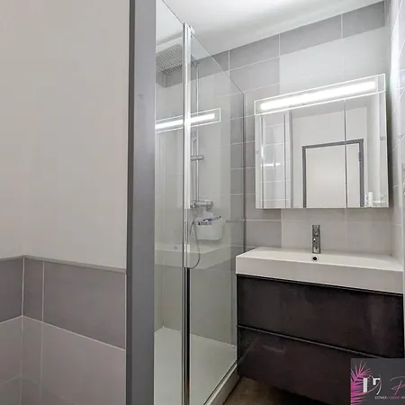 Renove Au Pied De La Avec Balcon Et Parking - Fr-1-825-46 Apartment